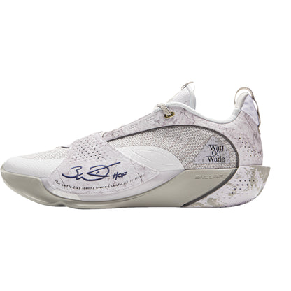 Scarpe da basket Li Ning Wade All City 13 Encore Lunar Rock, color bianco e grigio, mostrano dettagli e design sportivo.