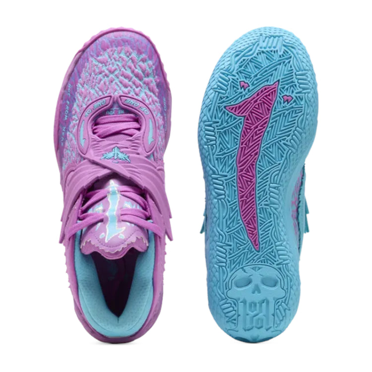 Scarpe da basket Puma MB.05 HIVE JR bambina con design viola e blu, modello signature Lamelo Ball, su pavimento da palestra