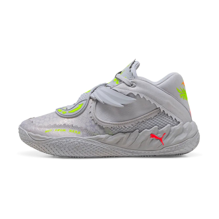 Scarpe da basket Puma MB.05 Shine Jr. per bambini con design grigio, arancione e giallo, ispirate a Lamelo Ball, perfette per il basket.