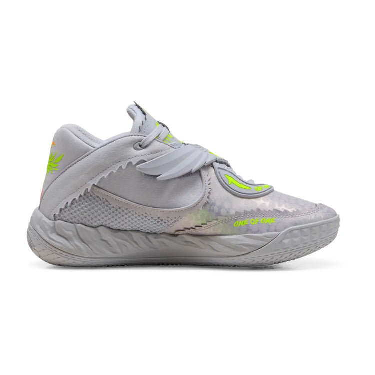 Scarpe da basket Puma MB.05 SHINE JR bambini, con dettagli grigi, arancioni e gialli, modello signature Lamelo Ball, stile NBA