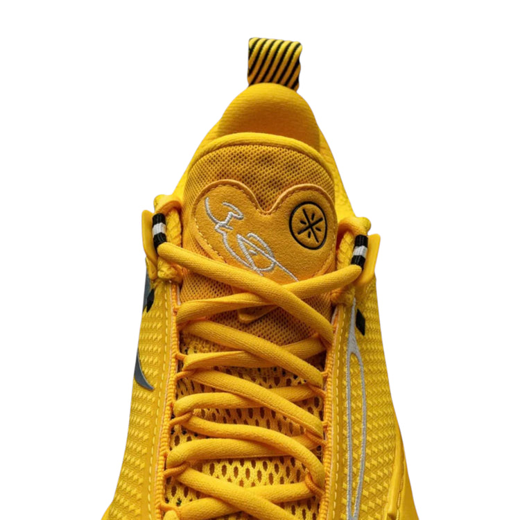 Scarpe da basket Li-Ning Wade All City 14" Caution nere con dettagli rossi e gialli, suola sportiva, visibile in dettaglio.