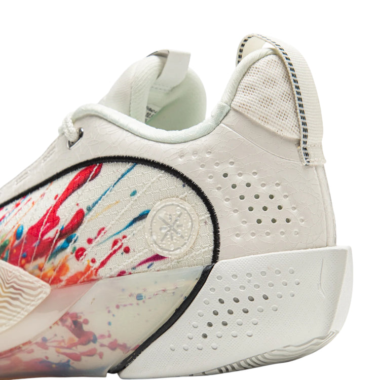 Scarpe da basket Li Ning Wade All City 13 Fireworks bianche, rosse, blu e gialle con design dinamico e dettagli colorati.