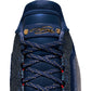 Scarpe da basket Nike LeBron XXIII "Out for Redemption" con dettagli in oro e blu, firma di LeBron James, su pavimento da palestra
