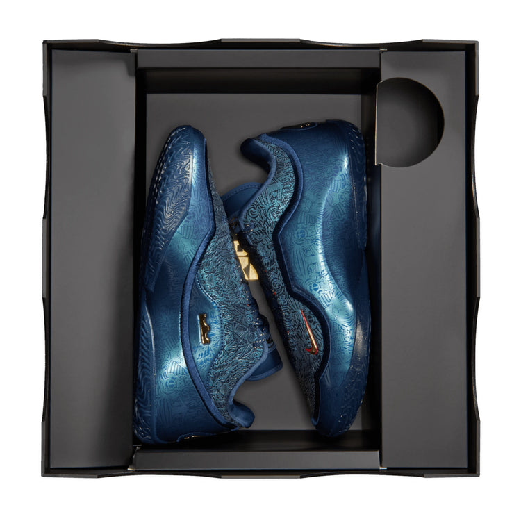 Scarpe da basket Nike LeBron XXIII "Out for Redemption" con dettagli in oro e blu, firma di LeBron James.