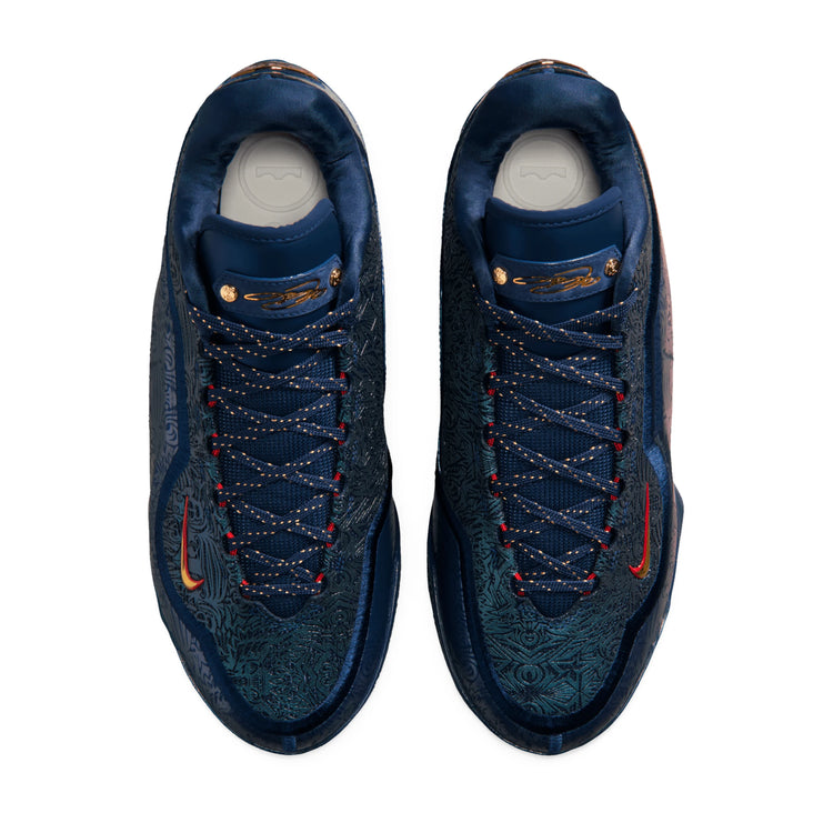 Scarpe da basket Nike LeBron XXIII "Out for Redemption" in oro e blu con firma di LeBron James, vista frontale e dettagli delle scarpe.