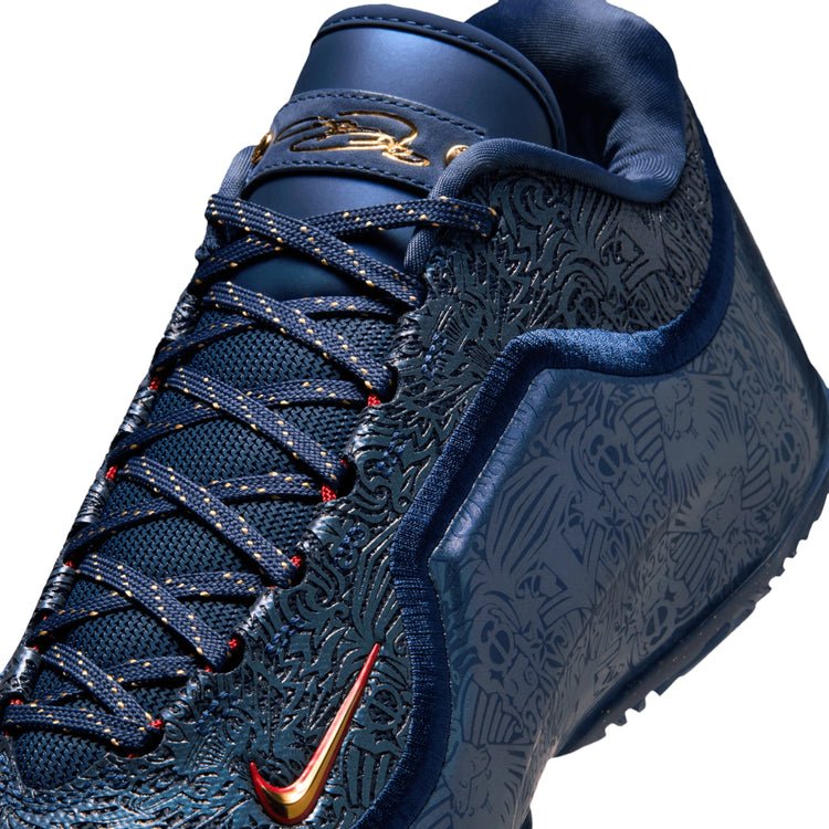 Scarpe da basket Nike LeBron XXIII "Out for Redemption" con dettagli oro e blu, firma di LeBron James, su sfondo bianco.
