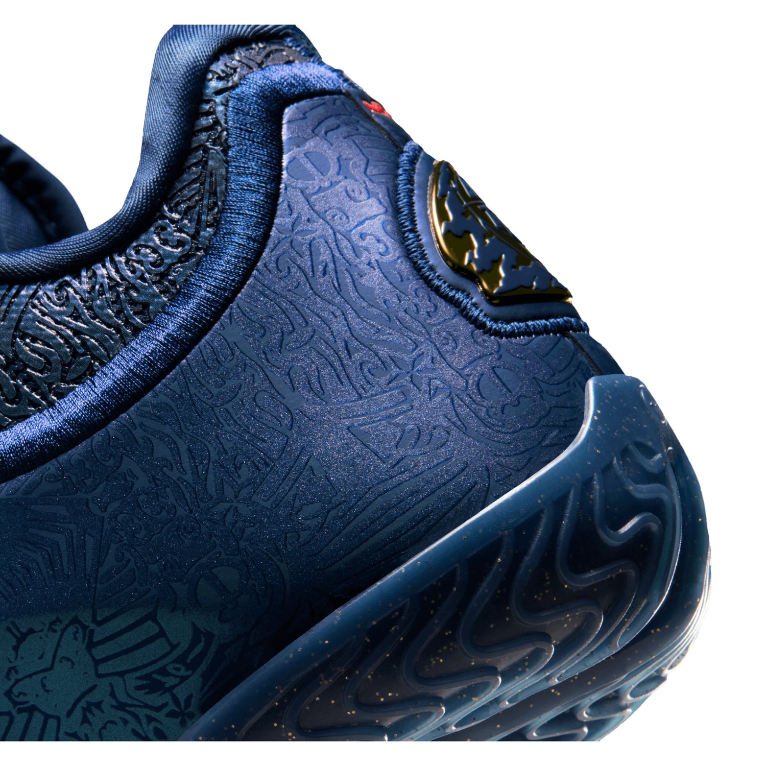 Scarpe da basket Nike LeBron XXIII "Out for Redemption" con dettagli in oro e blu, firma di LeBron James, su sfondo neutro.