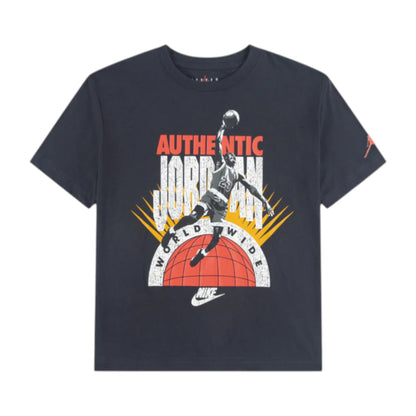 Maglietta Jordan Authentic T-Shirt per bambini, in nero rosso e bianco, con logo Jordan visibile.