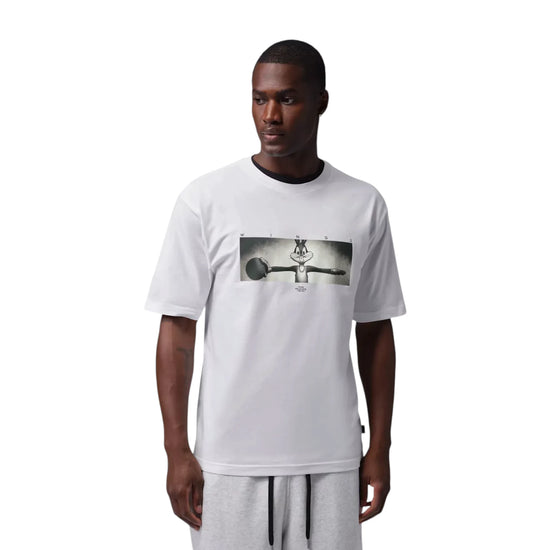 T-shirt Jordan Brooklyn Space Jam Wings bianca IX8621-100 – vista frontale con grafica Space Jam