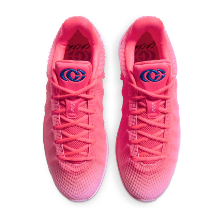 Scarpe Nike Caitlin 1 Pink IH7423-600 – dettaglio del logo CC azzurro sulla linguetta e del numero 22 sui lacci