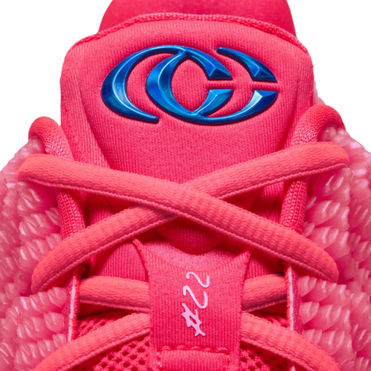 Scarpe Nike Caitlin 1 Pink IH7423-600 – dettaglio del logo CC azzurro sulla linguetta e del numero 22 sui lacci