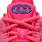 Scarpe Nike Caitlin 1 Pink IH7423-600 – dettaglio del logo CC azzurro sulla linguetta e del numero 22 sui lacci