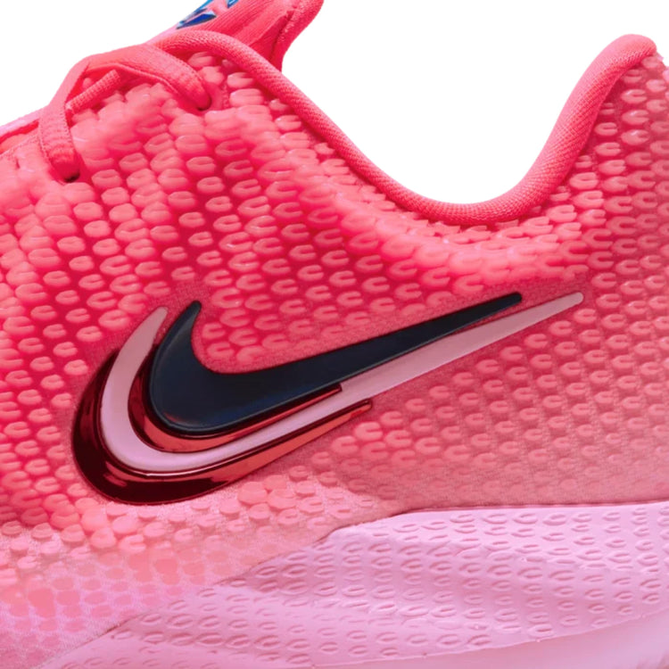 Nike Caitlin 1 Midnight Fever – vista posteriore del tallone con placca metallizzata recante la firma di Caitlin Clark