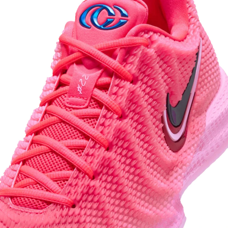 Scarpe Nike Caitlin 1 Pink IH7423-600 – dettaglio del logo CC azzurro sulla linguetta e del numero 22 sui lacci