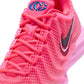 Scarpe Nike Caitlin 1 Pink IH7423-600 – dettaglio del logo CC azzurro sulla linguetta e del numero 22 sui lacci
