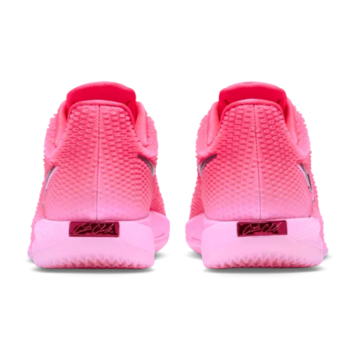 Nike Caitlin 1 Midnight Fever – vista posteriore del tallone con placca metallizzata recante la firma di Caitlin Clark