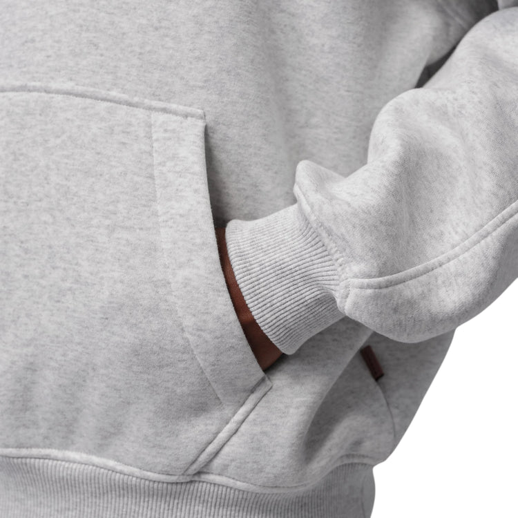 Felpa Jordan Brooklyn Fleece grigia – dettaglio ricamato 