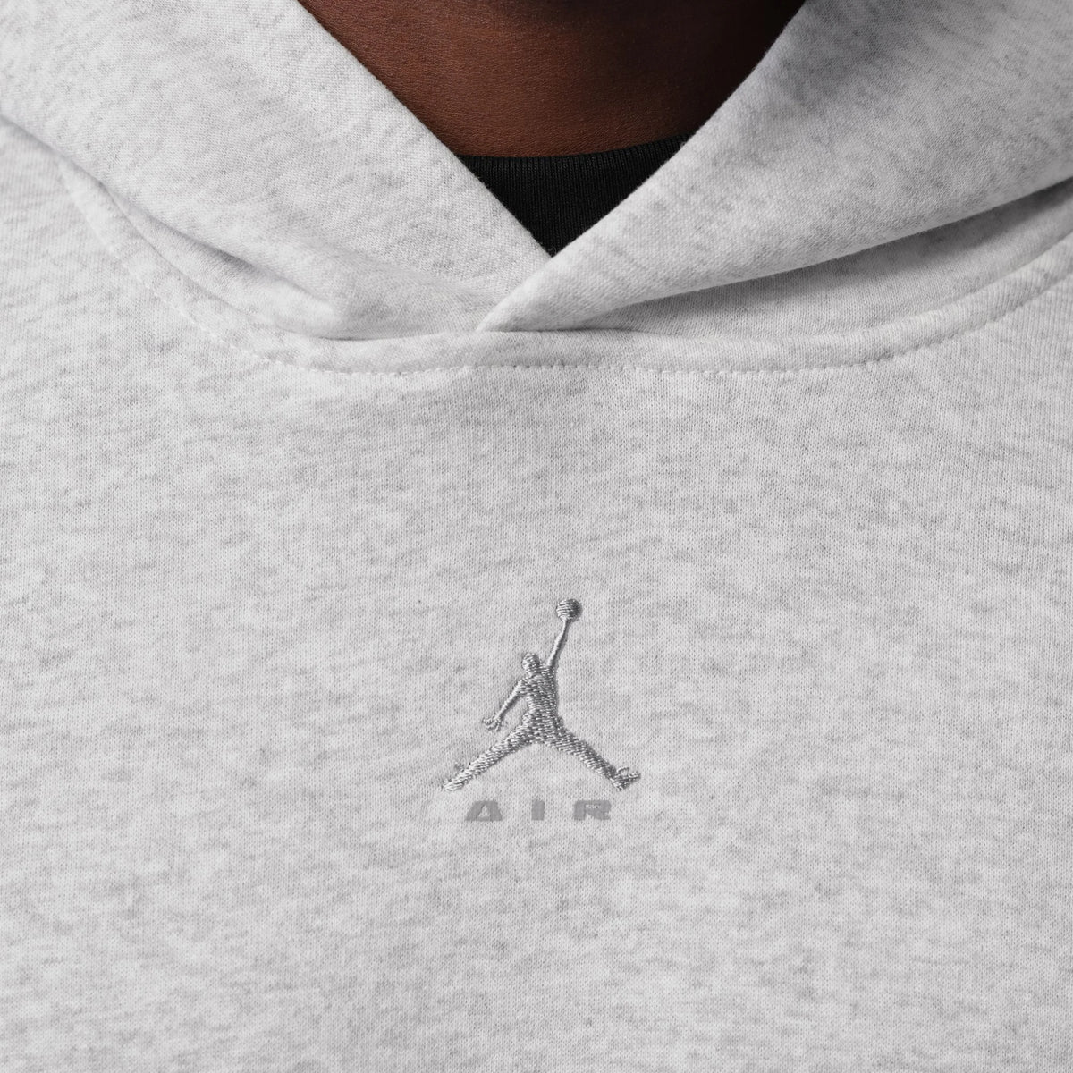 Felpa Jordan Brooklyn Fleece grigia – dettaglio del logo Jumpman Air ricamato sul petto