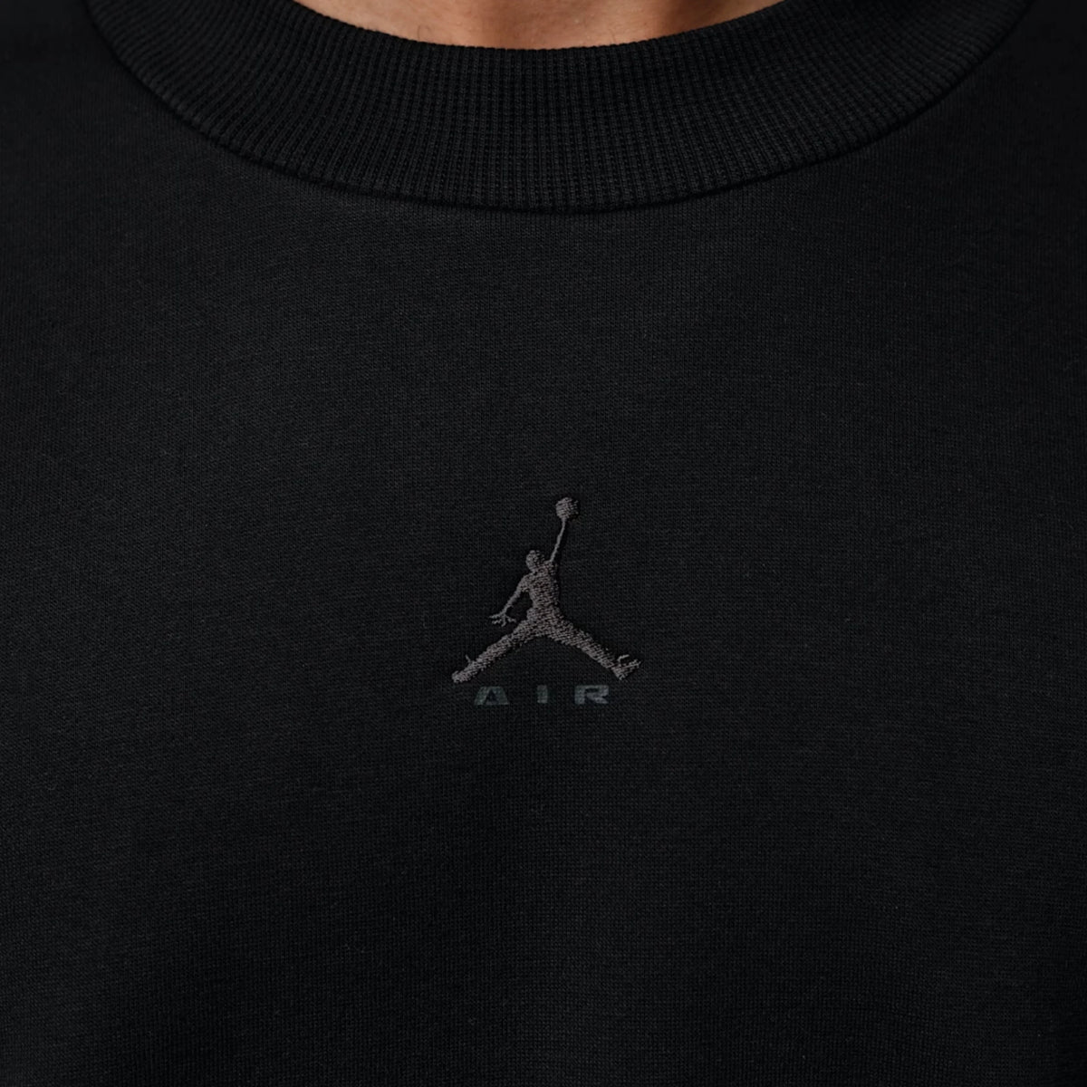 Felpa nero girocollo Jordan Brooklyn – dettaglio del logo Jumpman Air ricamato sul petto