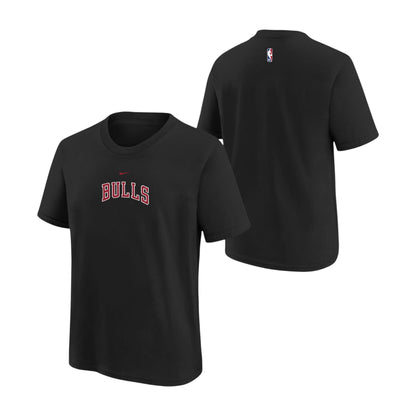 T-Shirt Nike NBA Kids Chicago Bulls Wordmark Tee nera NBUS BUL – vista frontale scritta BULLS rosso arch Swoosh Nike