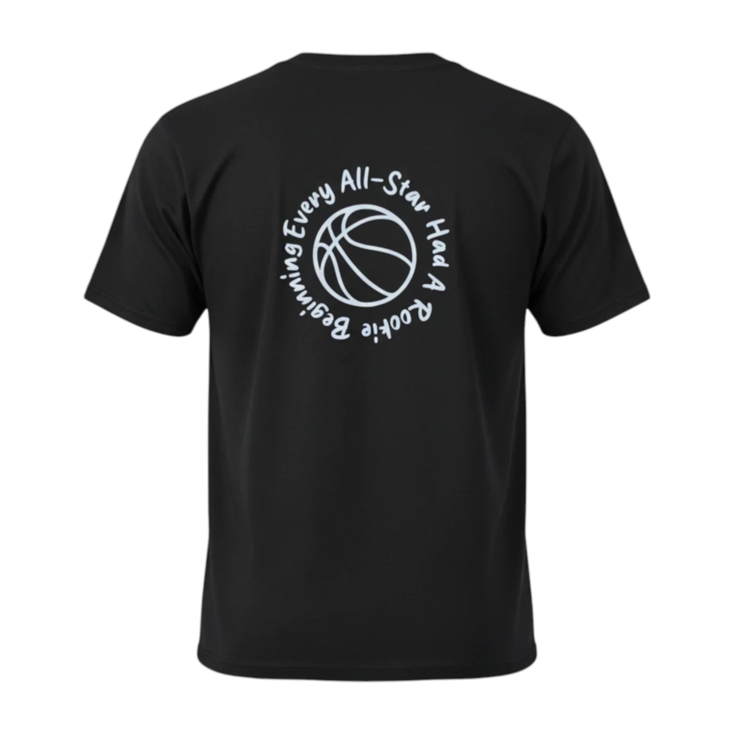 Maglietta nera Rookie Basketball Every Rookie T-shirt in cotone, con logo e design semplice, visibile in primo piano.