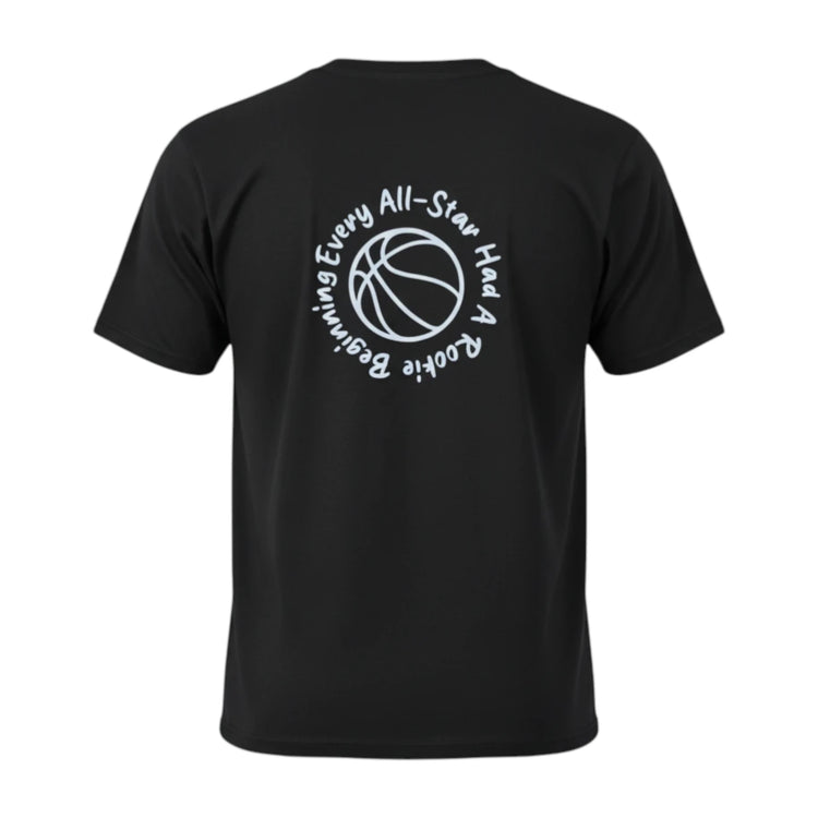 Maglietta nera Rookie Basketball Every Rookie T-shirt in cotone, con logo e design semplice, visibile in primo piano.