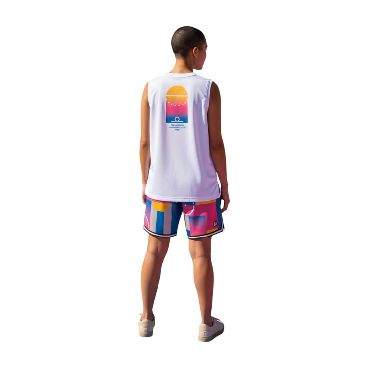 Maglietta senza maniche PIGALLE SLEEVLESS WHITE di Rookie Basketball, vista frontale su modello bianco, tessuto leggero e comodo.