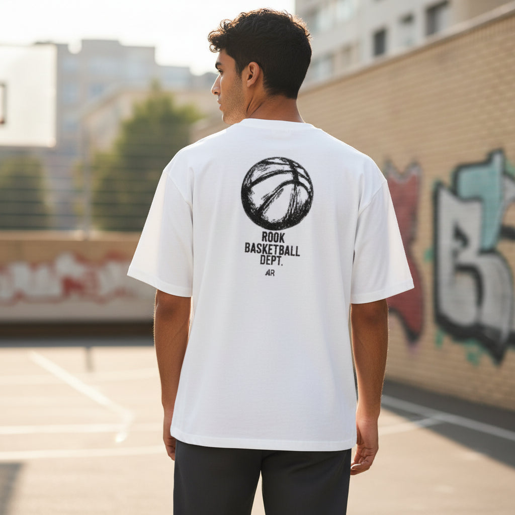 T-shirt basketball bianco Rookie Basketball con stampa, visualizzazione virtuale, tessuto morbido e comodo per lo sport e lo stile.