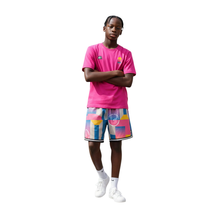 T-shirt rosa Rookie Basketball Pigalle, vista frontale con dettagli colorati e logo sulla parte anteriore.