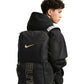 Zaino basket Nike Varsity Elite 32L nero oro HM9965-013 – vista frontale tasca esterna dettagli oro metallizzato indossato