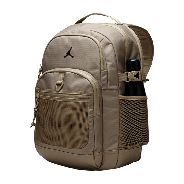Zaino Jordan Jam Blacktop Backpack 25L in colore brown con logo Jordan e tasche resistenti, ideale per scuola e tempo libero.
