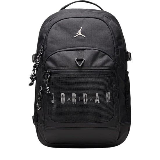 Zaino Jordan Jam Blacktop nero con scomparto principale e dettagli ripstop, ideale per scuola e tempo libero
