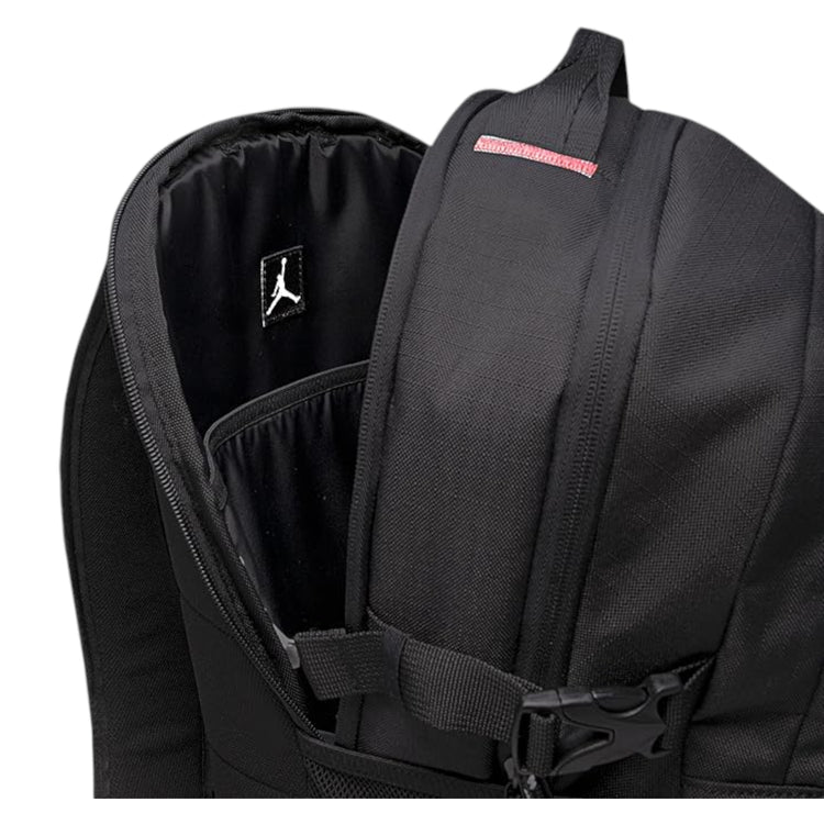 Zaino Jordan Jam Blacktop in nero con dettagli ripstop, tracolla regolabile e scomparti spaziosi, ideale per uso quotidiano.