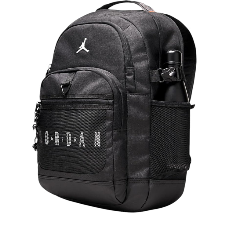 Zaino Jordan Jam Blacktop, zaino nero ripstop da 25L con logo Jordan, tasche multiple e design sportivo.