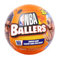 Statuetta NBA da collezione ZURU NBA Ballers Serie 2, dettaglio di una palla da basket con logo NBA, modello realistico